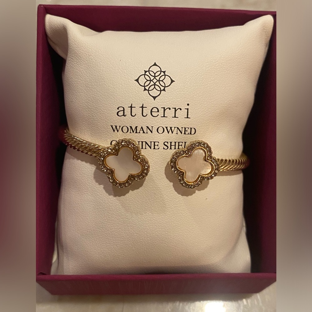 Atterri Clover hinged cable rope Bracelet in gold w/mother of Pearl clovers